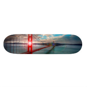 Golden gate bridge mit Sun, der durch scheint Skateboard
