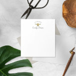 Golden Honey Bee Personalisiert Notepad Notizblock<br><div class="desc">Meine Notizblöcke eignen sich hervorragend für Geschenke für Freunde,  Familie und sogar für sich selbst. Personalisieren Sie mit einem Namen für ein einzigartiges Geschenk. Auf dieser Platte befindet sich eine Honigbiene,  die für jeden Anlass perfekt geeignet ist.</div>