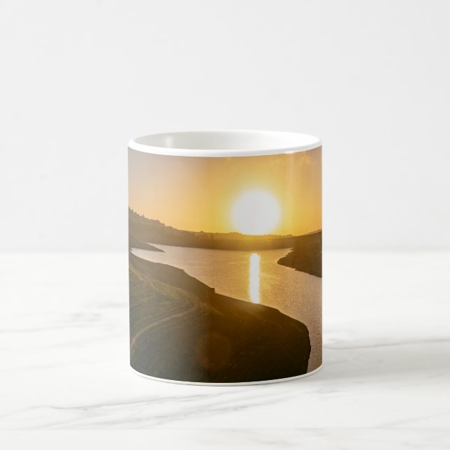 Golden Hour Glow at Baitings Reservoir Kaffeetasse (Mittel)