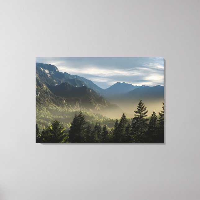 Golden Hour Misty Peaks Evergreen Forest Art Leinwanddruck (Vorderseite)