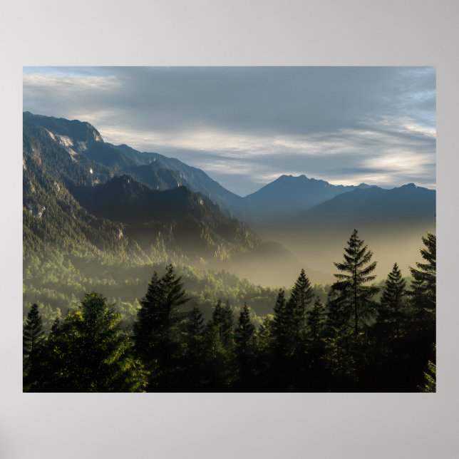 Golden Hour Misty Peaks Evergreen Forest Art Poster (Vorne)