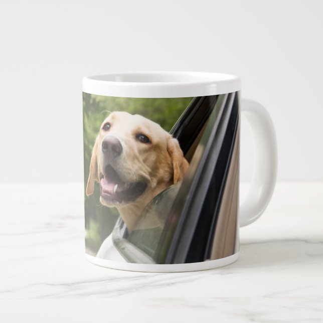 Golden Labrador in Rearview Mirror Jumbo-Tasse (Vorderseite Rechts)