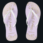 Golden Lace on Lilac Lila Trauzeugin Hochzeit Flip Flops<br><div class="desc">Diese wunderschönen Hochzeitskippen sind eine großartige Möglichkeit, Ihre Trauzeugin zu danken und zu erkennen, während sie gleichzeitig ihre Füße rette. Das elegante Design mit goldfarbenen Spitzen-Frills auf einem lila, lavender oder blassfarbenen lila Hintergrund und extravaganten goldfarbenen Schriftzeichen. Der Test liest Trauzeugin mit ihrem Namen unten. Ein guter Weg, ihr zu...</div>