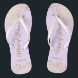 Golden Lace on Lilac Lila Trauzeugin Hochzeit Flip Flops<br><div class="desc">Diese wunderschönen Hochzeitskippen sind eine großartige Möglichkeit, Ihre Trauzeugin zu danken und zu erkennen, während sie gleichzeitig ihre Füße rette. Das elegante Design mit goldfarbenen Spitzen-Frills auf einem lila, lavender oder blassfarbenen lila Hintergrund und extravaganten goldfarbenen Schriftzeichen. Der Test liest Trauzeugin mit ihrem Namen unten. Ein guter Weg, ihr zu...</div>