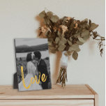 Golden LIEBE Script Easel Personalize Foto Fotoplatte<br><div class="desc">Dieses charmante Tabletop Modernes Gold LIEBE Script EAsel Personalize Foto Plaque verfügt über eine integrierte Erleichterung für die brüchige Darstellung Ihres Lieblings-Fotos. Enthält das Wort LIEBE in einem schönen Goldskript. Erstellen Sie einen wertvollen Sake Ihres Lieblings-Fotos oder geben Sie als Geschenke.</div>