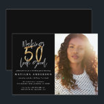 Golden machen 50 aussehen gute Foto Geburtstagsein<br><div class="desc">50 sehen gut aus,  als Foto Geburtstagseinladung. Modernes Skripttext-Monochrome- und Goldeffektdesign. Teil einer Sammlung.</div>