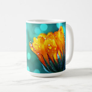 Golden Marigold auf Aquamarin Bokeh Kaffeetasse