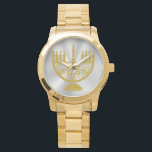 Golden Menorah Armbanduhr<br><div class="desc">Unisex übergroße Armbanduhr aus Gold mit einem Bild einer goldenen Menorah auf glänzenden Silber. Sehen Sie dazu die passende quadratische Taste, den quadratischen Charme, den großen quadratischen Schlüsselanhänger und die quadratische Halskette. Die gesamte Hanukkah Wrist Watch Kollektion finden Sie unter der Rubrik ACCESSORIES im Bereich HOLIDAYS.</div>