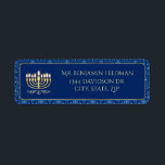 Golden Menorah Decorative<br><div class="desc">Dieses Adressetikett verfügt über eine goldene Menorah auf einem dunkelblauen Mittelpunkt und der Hintergrund ist ein helles und dunkelblaues Dekor. Der Text auf diesem Label kann individuell angepasst werden und entweder als Rücksendetikett oder als Geschenktag verwendet werden!</div>