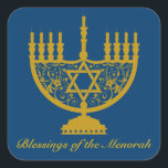 Golden Menorah Sticker<br><div class="desc">Quadratischer Aufkleber mit einem Bild einer goldenen Menorah und optionalem Text auf königlich blau. Siehe dazu passende Vinyl-Aufkleber,  Einladung,  Etikett,  Konfetti und Packpapier. Die gesamte Hanukkah Sticker Kollektion finden Sie unter CARDS & STICKERS Kategorie im HOLIDAYS Bereich.</div>