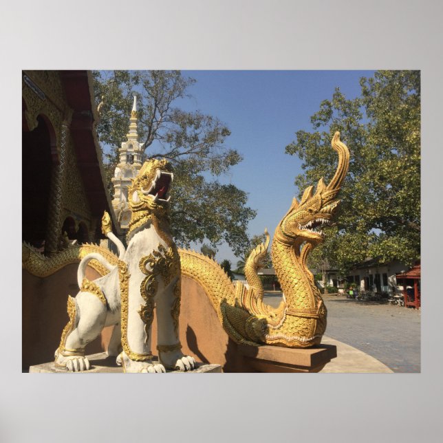 Golden Naga und White Dog ~ Chiang Mai, Thailand Poster (Vorne)