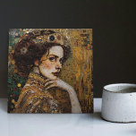 Golden Phase Gustav Klimt Mosaic Edwardian Frauen  Fliese<br><div class="desc">Diese wunderschöne Keramik-Kachel zeigt ein Kunstwerk, das von Gustav Klimts "goldener Phase" inspiriert wurde und eine Frau aus der Ära Edwards darstellt. Während dieser Zeit war Klimt von byzantinischen Mosaiken fasziniert und entwickelte seine Mosaik-Technik unter Verwendung von Blattgold und lebhaften Farben. Dieses Kunstwerk würdigt Klimts innovative Mosaik-Herangehensweise und zeigt die...</div>