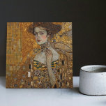 Golden Phase Gustav Klimt Mosaic Edwardian Frauen  Fliese<br><div class="desc">Diese wunderschöne Keramik-Kachel zeigt ein Kunstwerk, das von Gustav Klimts "goldener Phase" inspiriert wurde und eine Frau aus der Ära Edwards darstellt. Während dieser Zeit war Klimt von byzantinischen Mosaiken fasziniert und entwickelte seine Mosaik-Technik unter Verwendung von Blattgold und lebhaften Farben. Dieses Kunstwerk würdigt Klimts innovative Mosaik-Herangehensweise und zeigt die...</div>
