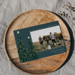 Golden Pine | Elegantes Weihnachts-Foto Folien Feiertagskarte<br><div class="desc">Modernes und elegantes Weihnachtskartendesign mit einem waagerechten Foto auf einem fichtengrünen Hintergrund mit Kiefernbäumen,  die mit Goldfolie bestickt und mit Sternen überzogen sind. Personalisieren Sie mit Ihrem individuellen Urlaubsgruß,  Familiennamen und dem Jahr.</div>