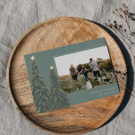 Golden Pine | Elegantes Weihnachts-Foto Folien Feiertagskarte<br><div class="desc">Modernes und elegantes Weihnachtskartendesign mit einem waagerechten Foto auf einem fichtengrünen Hintergrund mit Kiefernbäumen,  die mit Goldfolie bestickt und mit Sternen überzogen sind. Personalisieren Sie mit Ihrem individuellen Urlaubsgruß,  Familiennamen und dem Jahr.</div>