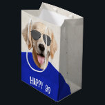 Golden Retriever 90th Birthday Medium Geschenktasc Mittlere Geschenktüte<br><div class="desc">Golden Retriever Hund mit blauen T - Shirt und Aviator-Sonnenbrille zum 90. Geburtstag. Das Geburtstagsalter ist essbar. Der Hintergrund kann geändert werden.</div>