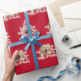 Golden Retriever am Geburtstag auf Rot Geschenkpapier
