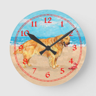 Golden Retriever at the Beach Runde Wanduhr