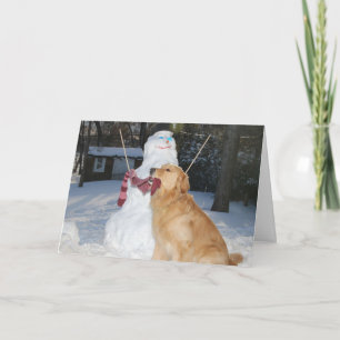 Golden Retriever baut Schneemann für die Feiertage Feiertagskarte