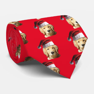 Golden retriever, das einen Weihnachtsmann-Hut Krawatte