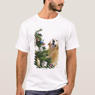Golden retriever, das Weihnachtsbaum aufpasst T-Shirt