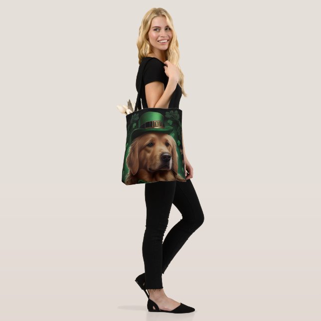 Golden Retriever Dog am St. Patrick's Day (Am Model)
