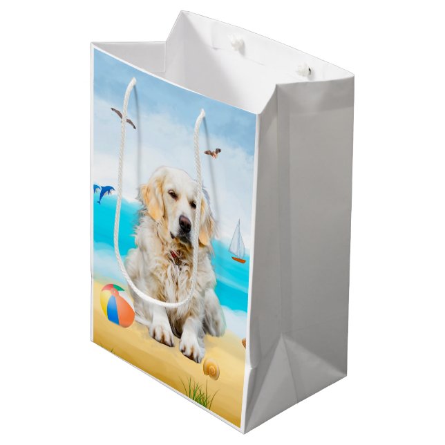 Golden Retriever Dog on Beach Mittlere Geschenktüte (Vorderseite Schrägansicht)