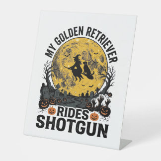 Golden Retriever fährt mit Shotgun Halloween Hexen Sockelschild