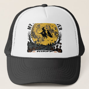 Golden Retriever fährt mit Shotgun Halloween Hexen Truckerkappe