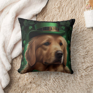 Golden Retriever Hund am St. Patrick's Day Kissen