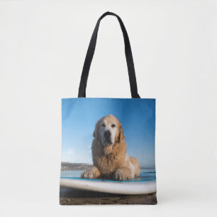Golden retriever-Hund, der auf ein Paddel-Brett