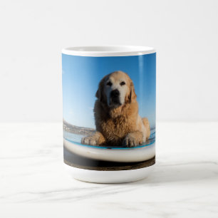Golden retriever-Hund, der auf ein Paddel-Brett Tasse