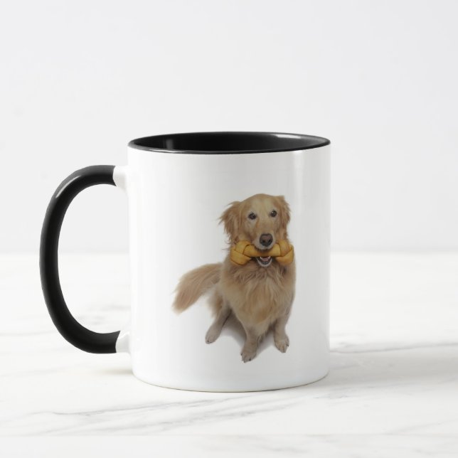 Golden retriever-Hund, der Knochen im Mund hält Tasse (Links)