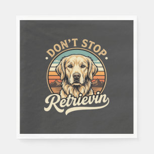 Golden Retriever Hund hört nicht auf zu apportiere Serviette