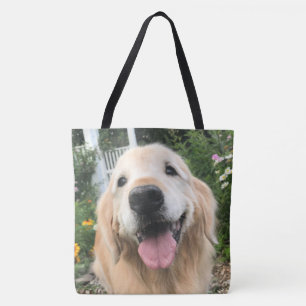 Golden Retriever Hund im Blumengarten