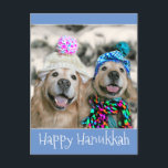 Golden Retriever Hunde in Winter Hats Hanukkah Feiertagspostkarte<br><div class="desc">Diese Hanukkah Postkarte zeigt ein Foto von zwei goldenen Retrivenhunden draußen im Schnee. Beide tragen farbenfrohe Hüte und einer hat sogar einen Schal! Der Text auf der Rückseite lautet: "Möchten Sie Licht und Frieden. Happy Hanukkah!" aber dies kann geändert oder gelöscht werden,  um Ihre Bedürfnisse Anzug.</div>