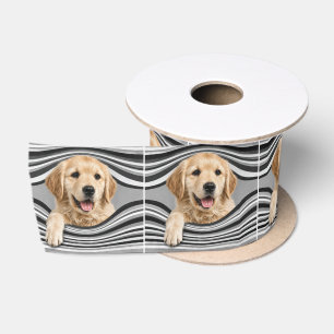 Golden Retriever im abstrakten gestreiften Loch Satinband