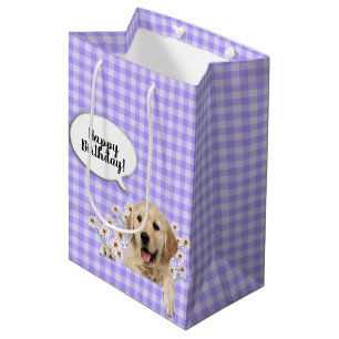 Golden Retriever in den Gängen über lila Gingham Mittlere Geschenktüte