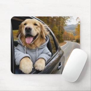 Golden Retriever in einem Autofenster Mousepad