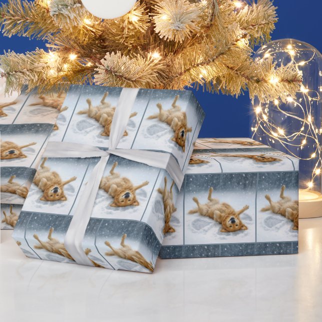 Golden Retriever Making a Snow Angel Geschenkpapier (Feiertage)