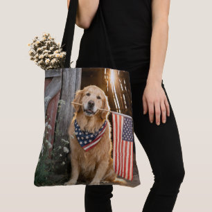 Golden Retriever mit amerikanischer Flagge