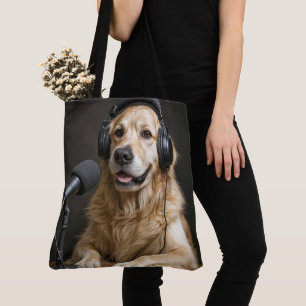 Golden Retriever moderiert einen Podcast