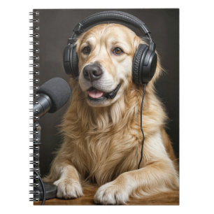 Golden Retriever moderiert einen Podcast Notizblock