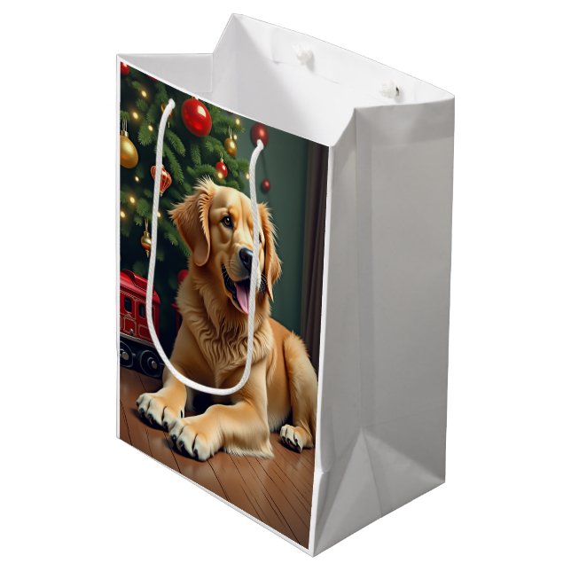 Golden Retriever neben dem Weihnachts-Zugspielzeug Mittlere Geschenktüte (Vorderseite Schrägansicht)