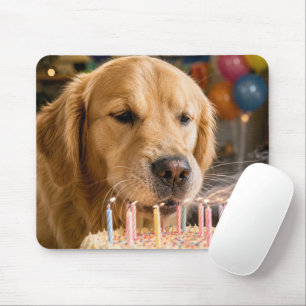 Golden Retriever pustet Geburtstagskerzen aus Mousepad