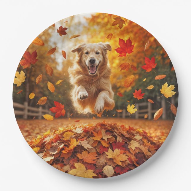 Golden Retriever springt in Leaf Pile Pappteller (Vorderseite)
