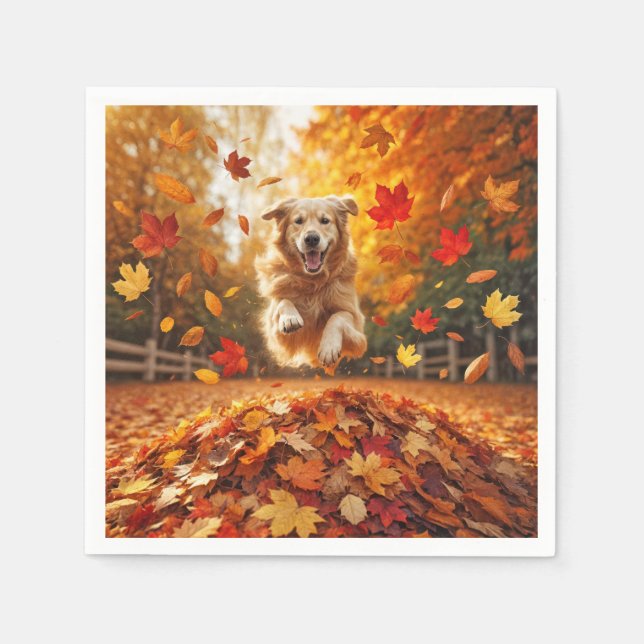 Golden Retriever springt in Leaf Pile Serviette (Vorderseite)