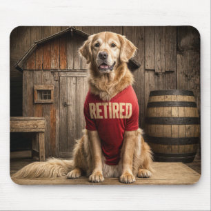 Golden Retriever Tragen ein rotes, müdes Shirt Mousepad
