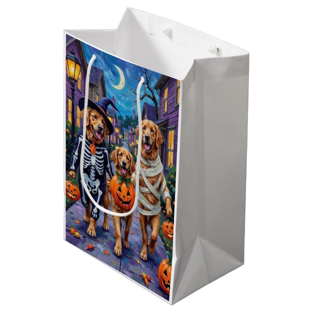 Golden Retriever Trick-or-Treating Halloween Mittlere Geschenktüte (Vorderseite Schrägansicht)