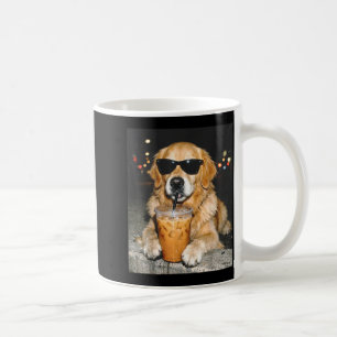 Golden Retriever trinkt eisgekühlten Kaffee lustig Kaffeetasse